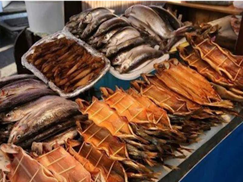 Свежие рыба и морепродукты, готовые к продаже и приготовлению.